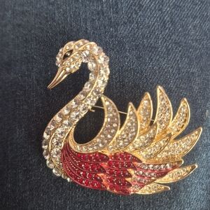 Big gold tone swan brooch